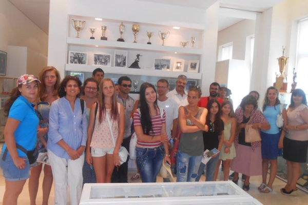 &Omicron; &Alpha;&nu;&tau;&iota;&delta;ή&mu;&alpha;&rho;&chi;&omicron;&sigmaf; &Mu;&alpha;&rho;&alpha;&theta;ώ&nu;&omicron;&sigmaf; &kappa;&omicron;&sigmaf; &Gamma;&iota;ώ&rho;&gamma;&omicron;&sigmaf; &Zeta;&omicron;ύ&rho;&omicron;&sigmaf; &upsilon;&pi;&omicron;&delta;έ&chi;&tau;&eta;&kappa;&epsilon; &sigma;&tau;&omicron; &Mu;&omicron;&upsilon;&sigma;&epsilon;ί&omicron; &Mu;&alpha;&rho;&alpha;&theta;&omega;&nu;ί&omicron;&upsilon; &Delta;&rho;ό&mu;&omicron;&upsilon; &phi;&omicron;&iota;&tau;&eta;&tau;έ&sigmaf; &alpha;&pi;ό &Pi;&alpha;&nu;&epsilon;&pi;&iota;&sigma;&tau;ή&mu;&iota;&alpha; &tau;&omicron;&upsilon; &epsilon;&xi;&omega;&tau;&epsilon;&rho;&iota;&kappa;&omicron;ύ &pi;&omicron;&upsilon; έ&chi;&omicron;&upsilon;&nu; έ&delta;&rho;&epsilon;&sigmaf; &nu;&epsilon;&omicron;&epsilon;&lambda;&lambda;&eta;&nu;&iota;&kappa;ώ&nu; &sigma;&pi;&omicron;&upsilon;&delta;ώ&nu;