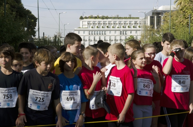 &Omicron;&iota; &mu;&iota;&kappa;&rho;&omicron;ί &pi;&rho;&omega;&tau;&alpha;&gamma;&omega;&nu;&iota;&sigma;&tau;έ&sigmaf; &tau;&omicron;&upsilon; &Mu;&alpha;&rho;&alpha;&theta;&omega;&nu;ί&omicron;&upsilon; - 5.000 &pi;&alpha;&iota;&delta;&iota;ά &tau;&rho;έ&chi;&omicron;&upsilon;&nu; &sigma;&tau;&iota;&sigmaf; 8 &Nu;&omicron;&epsilon;&mu;&beta;&rho;ί&omicron;&upsilon;