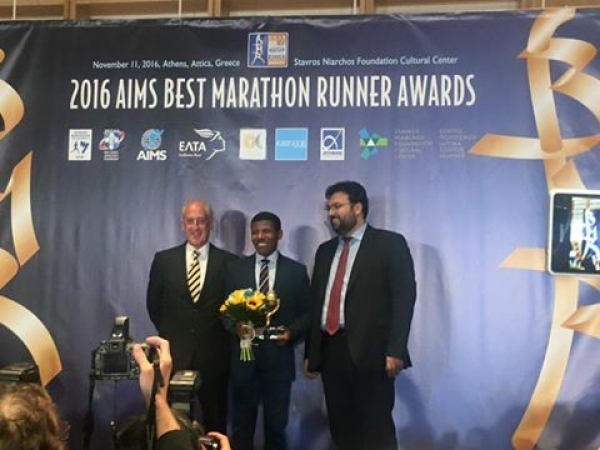 &Sigma;&upsilon;&nu;ά&nu;&tau;&eta;&sigma;&eta; &kappa;&omicron;&rho;&upsilon;&phi;&alpha;ί&omega;&nu; &mu;&alpha;&rho;&alpha;&theta;&omega;&nu;&omicron;&delta;&rho;ό&mu;&omega;&nu; &kappa;&alpha;&iota; &Mu;&alpha;&rho;&alpha;&theta;&omega;&nu;ί&omega;&nu; &sigma;&tau;&eta;&nu; &Alpha;&theta;ή&nu;&alpha;