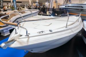 9&eta; Boat &amp; Fishing Show: &Mu;&epsilon; &delta;&epsilon;&kappa;ά&delta;&epsilon;&sigmaf; Έ&lambda;&lambda;&eta;&nu;&epsilon;&sigmaf; &kappa;&alpha;&iota; &xi;έ&nu;&omicron;&upsilon;&sigmaf; &epsilon;&kappa;&theta;έ&tau;&epsilon;&sigmaf; &alpha;&nu;&omicron;ί&gamma;&epsilon;&iota; &alpha;ύ&rho;&iota;&omicron; &tau;&iota;&sigmaf; &laquo;&pi;ύ&lambda;&epsilon;&sigmaf;&raquo; &tau;&eta;&sigmaf; &eta; &gamma;&iota;&omicron;&rho;&tau;ή &tau;&eta;&sigmaf; &theta;ά&lambda;&alpha;&sigma;&sigma;&alpha;&sigmaf;