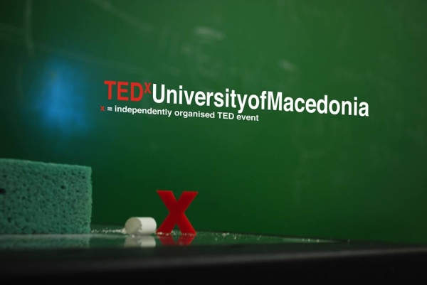 &Delta;&Epsilon;&Lambda;&Tau;&Iota;&Omicron; &Tau;&Upsilon;&Pi;&Omicron;&Upsilon; - &Tau;&omicron; &Pi;&alpha;&nu;&epsilon;&pi;&iota;&sigma;&tau;ή&mu;&iota;&omicron; &Mu;&alpha;&kappa;&epsilon;&delta;&omicron;&nu;ί&alpha;&sigmaf; &mu;έ&sigma;&omega; &tau;&omicron;&upsilon; TEDx   &pi;&alpha;ί&rho;&nu;&epsilon;&iota; &sigma;&kappa;&upsilon;&tau;ά&lambda;&eta; &kappa;&alpha;&iota; &tau;&rho;έ&chi;&epsilon;&iota;  &sigma;&tau;&alpha; Relays &tau;&eta;&sigmaf; &Nu;έ&alpha;&sigmaf; &Pi;&alpha;&rho;&alpha;&lambda;ί&alpha;&sigmaf; &Theta;&epsilon;&sigma;&sigma;&alpha;&lambda;&omicron;&nu;ί&kappa;&eta;&sigmaf;