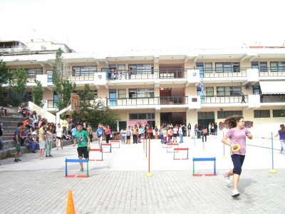 &Omicron; &sigma;&tau;ί&beta;&omicron;&sigmaf; &mu;&epsilon; &tau;&eta;&nu; ά&delta;&epsilon;&iota;&alpha; &tau;&omicron;&upsilon; &Upsilon;&pi;&omicron;&upsilon;&rho;&gamma;&epsilon;ί&omicron;&upsilon; &Pi;&alpha;&iota;&delta;&epsilon;ί&alpha;&sigmaf; &kappa;&alpha;&iota; &phi;έ&tau;&omicron;&sigmaf; &sigma;&tau;&alpha; &sigma;&chi;&omicron;&lambda;&epsilon;ί&alpha;