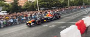 &Tau;&alpha; Red Bull Showrun &alpha;&pi;&omicron;&tau;&epsilon;&lambda;&omicron;ύ&nu; &mu;ί&alpha; &pi;&alpha;&gamma;&kappa;ό&sigma;&mu;&iota;&alpha; &gamma;&iota;&omicron;&rho;&tau;ή &tau;&omicron;&upsilon; motorsports