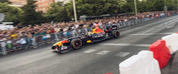 &Tau;&alpha; Red Bull Showrun &alpha;&pi;&omicron;&tau;&epsilon;&lambda;&omicron;ύ&nu; &mu;ί&alpha; &pi;&alpha;&gamma;&kappa;ό&sigma;&mu;&iota;&alpha; &gamma;&iota;&omicron;&rho;&tau;ή &tau;&omicron;&upsilon; motorsports