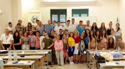 &Delta;&Epsilon;&Lambda;&Tau;&Iota;&Omicron; &Tau;&Upsilon;&Pi;&Omicron;&Upsilon; - &Tau;&omicron; &laquo;&Theta;&epsilon;&rho;&iota;&nu;ό &Sigma;&chi;&omicron;&lambda;&epsilon;ί&omicron; &gamma;&iota;&alpha; &Nu;έ&omicron;&upsilon;&sigmaf; &Omicron;&mu;&omicron;&gamma;&epsilon;&nu;&epsilon;ί&sigmaf;&raquo;, &pi;&omicron;&upsilon; &sigma;&upsilon;&mu;&mu;&epsilon;&tau;έ&chi;&epsilon;&iota; &mu;&epsilon; &mu;&epsilon;&gamma;ά&lambda;&eta; &epsilon;&pi;&iota;&tau;&upsilon;&chi;ί&alpha; &eta; &Epsilon;&theta;&nu;&iota;&kappa;ή &Omicron;&lambda;&upsilon;&mu;&pi;&iota;&alpha;&kappa;ή &Alpha;&kappa;&alpha;&delta;&eta;&mu;ί&alpha; &tau;&eta;&sigmaf; &Epsilon;&lambda;&lambda;ά&delta;&alpha;&sigmaf; (&Epsilon;&Theta;&Nu;.&Omicron;.&Alpha;.), &sigma;&upsilon;&nu;&epsilon;&chi;ί&zeta;&epsilon;&tau;&alpha;&iota; &kappa;&alpha;&theta;&eta;&mu;&epsilon;&rho;&iota;&nu;ά έ&omega;&sigmaf; &tau;&iota;&sigmaf; 8 &Alpha;&upsilon;&gamma;&omicron;ύ&sigma;&tau;&omicron;&upsilon; 2015