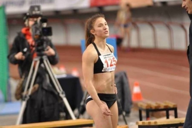 &Sigma;&tau;&omicron; &Nu;&tau;ί&sigma;&epsilon;&lambda;&nu;&tau;&rho;&omicron;&phi; &eta; &Gamma;ά&tau;&omicron;&upsilon;, &sigma;&tau;&eta; &Beta;&iota;έ&nu;&nu;&eta; &Gamma;&iota;&alpha;&nu;&nu;&omicron;&pi;&omicron;ύ&lambda;&omicron;&upsilon; &kappa;&alpha;&iota; &Nu;&alpha;&kappa;ό&pi;&omicron;&upsilon;&lambda;&omicron;&sigmaf;