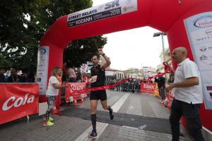 &Delta;&Epsilon;&Lambda;&Tau;&Iota;&Omicron; &Tau;&Upsilon;&Pi;&Omicron;&Upsilon; - H Ko&zeta;ά&nu;&eta; &tau;&rho;έ&chi;&epsilon;&iota; &tau;&omicron; &Sigma;ά&beta;&beta;&alpha;&tau;&omicron; &sigma;&tau;&alpha; &Beta;ί&kappa;&omicron;&sigmaf; Street Relays