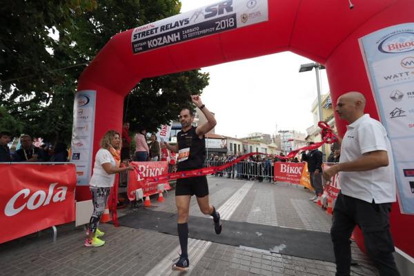 &Delta;&Epsilon;&Lambda;&Tau;&Iota;&Omicron; &Tau;&Upsilon;&Pi;&Omicron;&Upsilon; - H Ko&zeta;ά&nu;&eta; &tau;&rho;έ&chi;&epsilon;&iota; &tau;&omicron; &Sigma;ά&beta;&beta;&alpha;&tau;&omicron; &sigma;&tau;&alpha; &Beta;ί&kappa;&omicron;&sigmaf; Street Relays