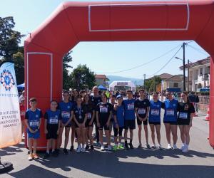 &Pi;&alpha;&rho;ό&nu; &sigma;&tau;&omicron; &delta;&rho;ό&mu;&omicron; &tau;&omega;&nu; 21 &mu;&alpha;&theta;&eta;&tau;ώ&nu; &omicron; "&Omicron;&Kappa;&Alpha; &Beta;&Iota;&Kappa;&Epsilon;&Lambda;&Alpha;&Sigma; &Beta;&Epsilon;&Rho;&Omicron;&Iota;&Alpha;&Sigma;"