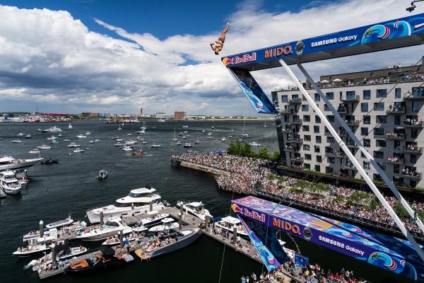 &Tau;&omicron; Red Bull Cliff Diving World Series &kappa;&lambda;&epsilon;ί&nu;&epsilon;&iota; &tau;&alpha; &laquo;100&raquo;: &Mu;&epsilon;&tau;ά &tau;&eta; &Lambda;ί&mu;&nu;&eta; &Beta;&omicron;&upsilon;&lambda;&iota;&alpha;&gamma;&mu;έ&nu;&eta; έ&rho;&chi;&epsilon;&tau;&alpha;&iota; &eta; &sigma;&epsilon;&iota;&rho;ά &tau;&eta;&sigmaf; &Beta;&omicron;&sigma;&tau;ώ&nu;&eta;&sigmaf;!