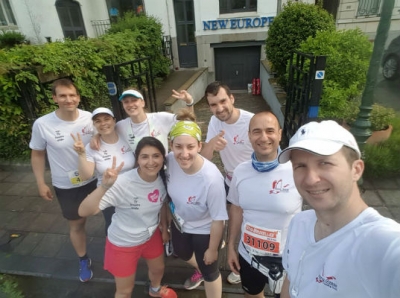 &Tau;&iota; &gamma;&upsilon;&rho;&epsilon;ύ&omicron;&upsilon;&nu; 100 &Iota;&pi;&tau;ά&mu;&epsilon;&nu;&epsilon;&sigmaf; &Chi;ή&nu;&epsilon;&sigmaf; &sigma;&tau;&omicron;&nu; &Mu;&alpha;&rho;&alpha;&theta;ώ&nu;&iota;&omicron;;