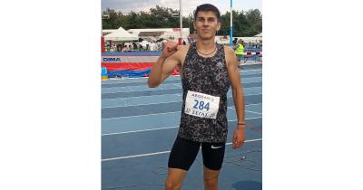 &Omicron; &Pi;&alpha;&nu;&alpha;&gamma;&iota;ώ&tau;&eta;&sigmaf; &Alpha;&theta;&alpha;&nu;&alpha;&sigma;ά&kappa;&eta;&sigmaf; &mu;&epsilon; &tau;&eta;&nu; &Epsilon;&theta;&nu;&iota;&kappa;ή &omicron;&mu;ά&delta;&alpha; &sigma;&tau;ί&beta;&omicron;&upsilon; &Kappa;-18 &sigma;&tau;&eta;&nu; &sigma;&upsilon;&nu;ά&nu;&tau;&eta;&sigma;&eta; &Epsilon;&lambda;&lambda;ά&sigmaf; - &Kappa;ύ&pi;&rho;&omicron;&sigmaf;