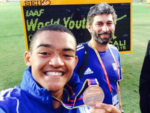 &Nu;έ&alpha; &pi;&tau;ή&sigma;&eta; &gamma;&iota;&alpha; &Kappa;&alpha;&rho;&alpha;&lambda;ή &mu;&epsilon; 5,35 &mu;. &kappa;&alpha;&iota; &pi;&rho;&omicron;&sigma;&pi;ά&theta;&epsilon;&iota;&alpha; &gamma;&iota;&alpha; &pi;&alpha;&gamma;&kappa;ό&sigma;&mu;&iota;&omicron; &rho;&epsilon;&kappa;ό&rho; &sigma;&tau;&alpha; 5,55 &mu;. (&Beta;&Iota;&Nu;&Tau;&Epsilon;&Omicron;)