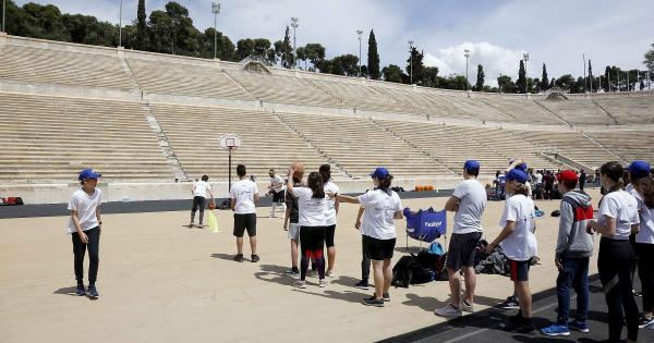 &Eta; &Omicron;&lambda;&upsilon;&mu;&pi;&iota;&alpha;&kappa;ή &Epsilon;&beta;&delta;&omicron;&mu;ά&delta;&alpha; &sigma;&tau;&alpha; &Sigma;&chi;&omicron;&lambda;&epsilon;ί&alpha; &mu;&epsilon; &delta;&rho;ά&sigma;&epsilon;&iota;&sigmaf; &gamma;&iota;&alpha; &tau;&omicron;&upsilon;&sigmaf; &Omicron;&lambda;&upsilon;&mu;&pi;&iota;&alpha;&kappa;&omicron;ύ&sigmaf; &Alpha;&gamma;ώ&nu;&epsilon;&sigmaf;