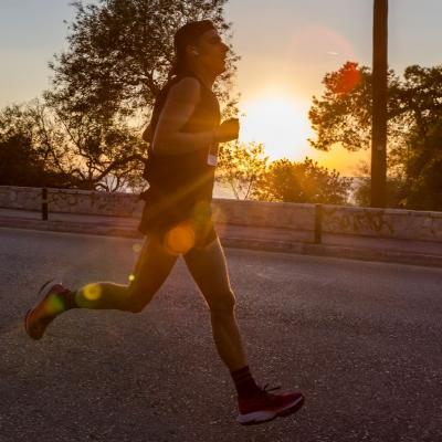 Night Run Vouliagmeni: Ο πιο ειδυλλιακός αγώνας δρόμου στο golden hour της Αθηναϊκής Ριβιέρας