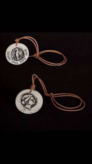 &Delta;&Epsilon;&Lambda;&Tau;&Iota;&Omicron; &Tau;&Upsilon;&Pi;&Omicron;&Upsilon; - &Mu;&omicron;&nu;&alpha;&delta;&iota;&kappa;ά &pi;ή&lambda;&iota;&nu;&alpha; &mu;&epsilon;&tau;ά&lambda;&lambda;&iota;&alpha; &alpha;&pi;ό &tau;&eta;&nu; Sifnos Stoneware &gamma;&iota;&alpha; &tau;&omicron; Sifnos Trail Race 2018!