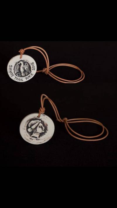 &Delta;&Epsilon;&Lambda;&Tau;&Iota;&Omicron; &Tau;&Upsilon;&Pi;&Omicron;&Upsilon; - &Mu;&omicron;&nu;&alpha;&delta;&iota;&kappa;ά &pi;ή&lambda;&iota;&nu;&alpha; &mu;&epsilon;&tau;ά&lambda;&lambda;&iota;&alpha; &alpha;&pi;ό &tau;&eta;&nu; Sifnos Stoneware &gamma;&iota;&alpha; &tau;&omicron; Sifnos Trail Race 2018!