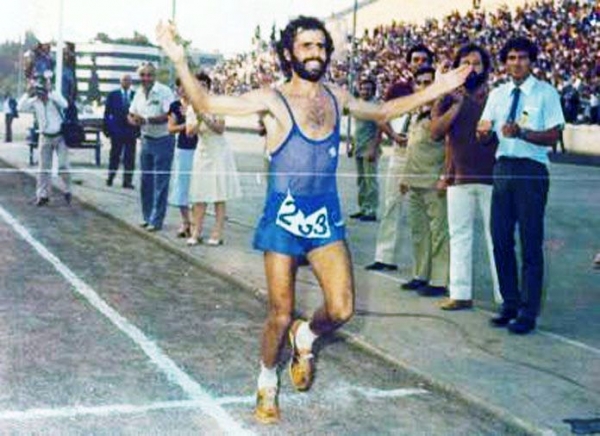 &Alpha;&gamma;ώ&nu;&epsilon;&sigmaf; &sigma;&tau;&omicron; &Alpha;&gamma;&rho;ί&nu;&iota;&omicron; &sigma;&tau;&eta; &mu;&nu;ή&mu;&eta; &tau;&omicron;&upsilon; &Mu;&iota;&chi;ά&lambda;&eta; &Kappa;&omicron;ύ&sigma;&eta;