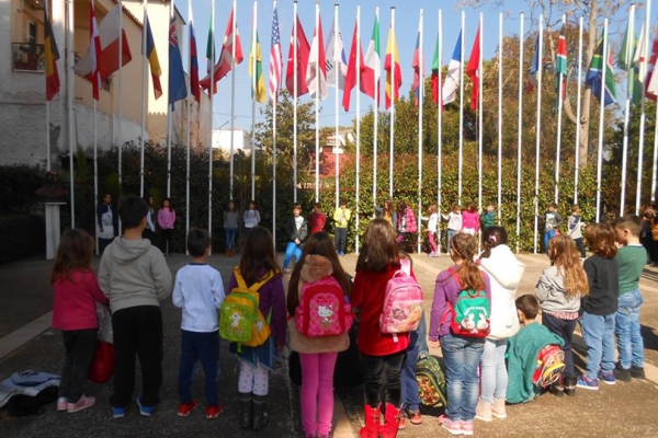 &Mu;&iota;&alpha; &pi;&rho;&omega;&tau;ό&tau;&upsilon;&pi;&eta; &alpha;&nu;ά&delta;&epsilon;&iota;&xi;&eta; &tau;&omega;&nu; &alpha;&xi;&iota;ώ&nu; &kappa;&alpha;&iota; &sigma;&upsilon;&mu;&beta;ό&lambda;&omega;&nu; &tau;&omicron;&upsilon; &Alpha;&theta;&lambda;&eta;&tau;&iota;&sigma;&mu;&omicron;ύ &kappa;&alpha;&iota; &Omicron;&lambda;&upsilon;&mu;&pi;&iota;&sigma;&mu;&omicron;ύ &pi;&alpha;&rho;&omicron;&upsilon;&sigma;ί&alpha;&sigma;&alpha;&nu; &tau;&alpha; &pi;&alpha;&iota;&delta;&iota;ά &tau;&omicron;&upsilon; &delta;&eta;&mu;&omicron;&tau;&iota;&kappa;&omicron;ύ &sigma;&chi;&omicron;&lambda;&epsilon;ί&omicron;&upsilon; &Kappa;ά&tau;&omega; &Sigma;&omicron;&upsilon;&lambda;ί&omicron;&upsilon; &sigma;&tau;&omicron; &Mu;&omicron;&upsilon;&sigma;&epsilon;ί&omicron; &Mu;&alpha;&rho;&alpha;&theta;&omega;&nu;ί&omicron;&upsilon; &Delta;&rho;ό&mu;&omicron;&upsilon;