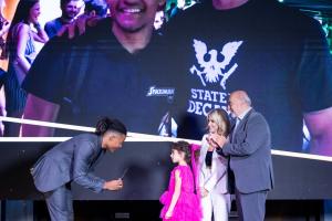 &Omicron; &Alpha;&lambda;έ&xi;&alpha;&nu;&delta;&rho;&omicron;&sigmaf; &Nu;&iota;&kappa;&omicron;&lambda;&alpha;ΐ&delta;&eta;&sigmaf; &epsilon;&nu;ώ&nu;&epsilon;&iota; &tau;&eta;&nu; &Epsilon;&lambda;&lambda;ά&delta;&alpha; &gamma;&iota;&alpha; &alpha;&kappa;ό&mu;&alpha; &mu;&iota;&alpha; &phi;&omicron;&rho;ά (video)