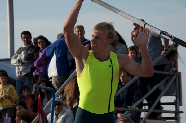 O &Pi;&iota;&omicron;&tau;&rho; &Lambda;ί&sigma;&epsilon;&kappa; &sigma;&tau;&omicron; 3&omicron; Athens Street Pole Vault &sigma;&tau;&eta;&nu; &pi;&lambda;&alpha;&tau;&epsilon;ί&alpha; &Sigma;&upsilon;&nu;&tau;ά&gamma;&mu;&alpha;&tau;&omicron;&sigmaf;