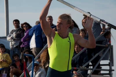 O &Pi;&iota;&omicron;&tau;&rho; &Lambda;ί&sigma;&epsilon;&kappa; &sigma;&tau;&omicron; 3&omicron; Athens Street Pole Vault &sigma;&tau;&eta;&nu; &pi;&lambda;&alpha;&tau;&epsilon;ί&alpha; &Sigma;&upsilon;&nu;&tau;ά&gamma;&mu;&alpha;&tau;&omicron;&sigmaf;