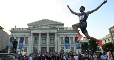 &Tau;&omicron; Piraeus Street Long Jump έ&gamma;&rho;&alpha;&psi;&epsilon; &iota;&sigma;&tau;&omicron;&rho;ί&alpha; &sigma;&tau;&omicron;&nu; &Pi;&epsilon;&iota;&rho;&alpha;&iota;ά!