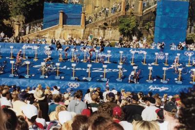 &Tau;&omicron; &Tau;&rho;ί&alpha;&theta;&lambda;&omicron; &gamma;&iota;&omicron;&rho;&tau;ά&zeta;&epsilon;&iota;: 20 &chi;&rho;ό&nu;&iota;&alpha; &Omicron;&lambda;&upsilon;&mu;&pi;&iota;&alpha;&kappa;ή&sigmaf; &Delta;&iota;&alpha;&delta;&rho;&omicron;&mu;ή&sigmaf;