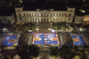 Έ&sigma;&pi;&alpha;&sigma;&epsilon; ό&lambda;&alpha; &tau;&alpha; &rho;&epsilon;&kappa;ό&rho; &tau;&omicron; &kappa;&omicron;&rho;&upsilon;&phi;&alpha;ί&omicron; FIBA 3X3 Stoiximan AegeanBall Festival