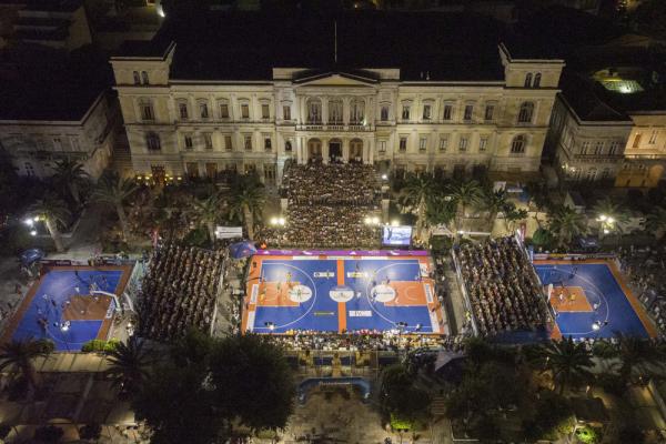 Έ&sigma;&pi;&alpha;&sigma;&epsilon; ό&lambda;&alpha; &tau;&alpha; &rho;&epsilon;&kappa;ό&rho; &tau;&omicron; &kappa;&omicron;&rho;&upsilon;&phi;&alpha;ί&omicron; FIBA 3X3 Stoiximan AegeanBall Festival