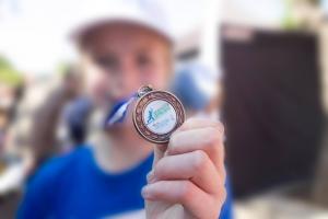 &Delta;&Epsilon;&Lambda;&Tau;&Iota;&Omicron; &Tau;&Upsilon;&Pi;&Omicron;&Upsilon; - &Tau;&omicron; Kinder+SPORT &gamma;&iota;&alpha; 4&eta; &sigma;&upsilon;&nu;&epsilon;&chi;ή &chi;&rho;&omicron;&nu;&iota;ά &delta;ί&pi;&lambda;&alpha; &sigma;&tau;&alpha; &pi;&alpha;&iota;&delta;&iota;ά &kappa;&alpha;&iota; &tau;&omicron;&nu; &alpha;&theta;&lambda;&eta;&tau;&iota;&sigma;&mu;ό &mu;&alpha;&zeta;ί &mu;&epsilon; &tau;&omicron;&upsilon;&sigmaf; &alpha;&gamma;ώ&nu;&epsilon;&sigmaf; &delta;&rho;ό&mu;&omicron;&upsilon; &laquo;&Sigma;&pi;ύ&rho;&omicron;&sigmaf; &Lambda;&omicron;ύ&eta;&sigmaf;&raquo;