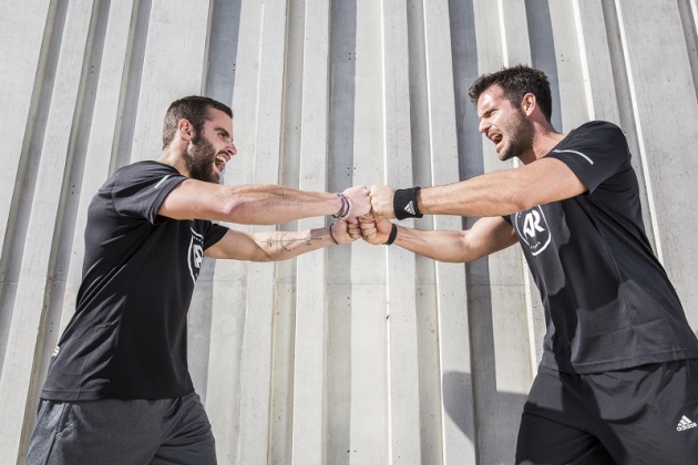 &Delta;&Epsilon;&Lambda;&Tau;&Iota;&Omicron; &Tau;&Upsilon;&Pi;&Omicron;&Upsilon; - &Omicron;&iota; adidas Runners Athens &kappa;&lambda;&epsilon;ί&nu;&omicron;&upsilon;&nu; &tau;&eta;&nu; &sigma;&epsilon;&zeta;ό&nu; &mu;&epsilon; έ&nu;&alpha; &sigma;&upsilon;&nu;&alpha;&rho;&pi;&alpha;&sigma;&tau;&iota;&kappa;ό NIGHT RUN X PARTY