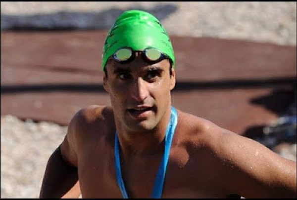 &Delta;&Epsilon;&Lambda;&Tau;&Iota;&Omicron; &Tau;&Upsilon;&Pi;&Omicron;&Upsilon; - &Mu;&epsilon; &Gamma;&iota;ά&nu;&nu;&eta; &Delta;&rho;&upsilon;&mu;&omega;&nu;ά&kappa;&omicron; &kappa;&alpha;&iota; Crosswim &sigma;&tau;&omicron; &Tau;&rho;ί&alpha;&theta;&lambda;&omicron; &tau;&eta;&sigmaf; &Epsilon;&pi;&iota;&delta;&alpha;ύ&rho;&omicron;&upsilon;