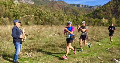 Έ&phi;&upsilon;&gamma;&epsilon; &omicron; &kappa;. &Gamma;&iota;ώ&rho;&gamma;&omicron;&sigmaf;.... &omicron; &sigma;&alpha;&xi;&omicron;&phi;&omega;&nu;ί&sigma;&tau;&alpha;&sigmaf; &tau;&omicron;&upsilon; Virgin Forest Trail