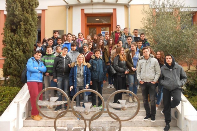 &Mu;&alpha;&theta;&eta;&tau;έ&sigmaf; &tau;&omicron;&upsilon; 2&omicron;&upsilon; &Gamma;&upsilon;&mu;&nu;&alpha;&sigma;ί&omicron;&upsilon; &Nu;. &Mu;ά&kappa;&rho;&eta;&sigmaf; &upsilon;&pi;&omicron;&delta;έ&chi;&tau;&eta;&kappa;&epsilon; &sigma;&tau;&omicron; &Mu;&omicron;&upsilon;&sigma;&epsilon;ί&omicron; &Mu;&alpha;&rho;&alpha;&theta;&omega;&nu;ί&omicron;&upsilon; &eta; &kappa;&omicron;&rho;&upsilon;&phi;&alpha;ί&alpha; &alpha;&theta;&lambda;ή&tau;&rho;&iota;&alpha; &Nu;&tau;&epsilon;&nu;ί&zeta; &Delta;&eta;&mu;ά&kappa;&eta;