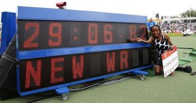 H Sifan Hassan &sigma;&upsilon;&nu;έ&tau;&rho;&iota;&psi;&epsilon; &tau;&omicron; &pi;&alpha;&gamma;&kappa;ό&sigma;&mu;&iota;&omicron; &rho;&epsilon;&kappa;ό&rho; &tau;&omega;&nu; 10.000 &mu;έ&tau;&rho;&omega;&nu;