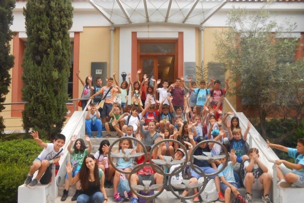 &Omicron;&iota; &mu;&alpha;&theta;&eta;&tau;έ&sigmaf; &tau;&omicron;&upsilon; 2&omicron;&upsilon; &Delta;&eta;&mu;&omicron;&tau;&iota;&kappa;&omicron;ύ &Sigma;&chi;&omicron;&lambda;&epsilon;ί&omicron;&upsilon; &Pi;&alpha;&iota;&alpha;&nu;ί&alpha;&sigmaf; &epsilon;&pi;&iota;&sigma;&kappa;έ&phi;&tau;&eta;&kappa;&alpha;&nu; &tau;&omicron; &Mu;&omicron;&upsilon;&sigma;&epsilon;ί&omicron; &Mu;&alpha;&rho;&alpha;&theta;&omega;&nu;ί&omicron;&upsilon; &Delta;&rho;ό&mu;&omicron;&upsilon;