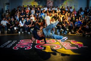 Red Bull BC One Cypher Greece:  &Eta; &Theta;&epsilon;&sigma;&sigma;&alpha;&lambda;&omicron;&nu;ί&kappa;&eta; &chi;ό&rho;&epsilon;&psi;&epsilon; &sigma;&epsilon; break &rho;&upsilon;&theta;&mu;&omicron;ύ&sigmaf;