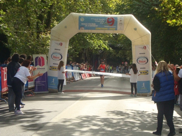 &Delta;&Epsilon;&Lambda;&Tau;&Iota;&Omicron; &Tau;&Upsilon;&Pi;&Omicron;&Upsilon; - &Mu;&epsilon; &mu;&epsilon;&gamma;ά&lambda;&omicron; &nu;&iota;&kappa;&eta;&tau;ή &tau;&omicron;&nu; &Mu;&iota;&chi;ά&lambda;&eta; &Pi;&alpha;&rho;&mu;ά&kappa;&eta; &omicron; 9&omicron;&sigmaf; &Gamma;ύ&rho;&omicron;&sigmaf; &Lambda;ί&mu;&nu;&eta;&sigmaf; &Iota;&omega;&alpha;&nu;&nu;ί&nu;&omega;&nu;