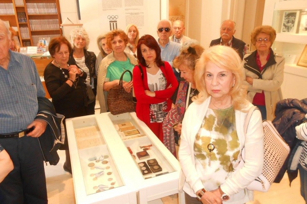 &Omicron; &Pi;&omicron;&lambda;&iota;&tau;&iota;&sigma;&tau;&iota;&kappa;ό&sigmaf; - &Phi;&upsilon;&sigma;&iota;&omicron;&lambda;&alpha;&tau;&rho;&iota;&kappa;ό&sigmaf; &sigma;ύ&lambda;&lambda;&omicron;&gamma;&omicron;&sigmaf; &Pi;&alpha;&pi;ά&gamma;&omicron;&upsilon;-&Chi;&omicron;&lambda;&alpha;&rho;&gamma;&omicron;ύ &epsilon;&pi;&iota;&sigma;&kappa;έ&phi;&tau;&eta;&kappa;&epsilon; &tau;&omicron; &Mu;&omicron;&upsilon;&sigma;&epsilon;ί&omicron; &Mu;&alpha;&rho;&alpha;&theta;&omega;&nu;ί&omicron;&upsilon; &Delta;&rho;ό&mu;&omicron;&upsilon;.