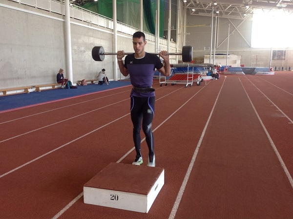 &Omicron; &Phi;&iota;&lambda;&iota;&pi;&pi;ί&delta;&eta;&sigmaf; &sigma;&upsilon;&nu;&epsilon;&chi;ί&zeta;&epsilon;&iota; &tau;&eta;&nu; &delta;&omicron;&upsilon;&lambda;&epsilon;&iota;ά &sigma;&tau;&omicron; &pi;&rho;&omicron;&pi;&omicron;&nu;&eta;&tau;&iota;&kappa;ό &kappa;έ&nu;&tau;&rho;&omicron; &tau;&omicron;&upsilon; &Lambda;ά&phi;&mu;&pi;&omicron;&rho;&omicron; (&beta;ί&nu;&tau;&epsilon;&omicron;)