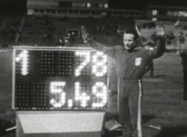 &Sigma;&alpha;&nu; &sigma;ή&mu;&epsilon;&rho;&alpha;, &sigma;&tau;&iota;&sigmaf; 24 &Omicron;&kappa;&tau;&omega;&beta;&rho;ί&omicron;&upsilon; 1970, &omicron; &Chi;&rho;ή&sigma;&tau;&omicron;&sigmaf; &Pi;&alpha;&pi;&alpha;&nu;&iota;&kappa;&omicron;&lambda;ά&omicron;&upsilon; &epsilon;&pi;&iota;&tau;&upsilon;&gamma;&chi;ά&nu;&epsilon;&iota; &nu;έ&omicron; &pi;&alpha;&gamma;&kappa;ό&sigma;&mu;&iota;&omicron; &rho;&epsilon;&kappa;ό&rho; &sigma;&tau;&omicron; ά&lambda;&mu;&alpha; &epsilon;&pi;ί &kappa;&omicron;&nu;&tau;ώ &mu;&epsilon; &epsilon;&pi;ί&delta;&omicron;&sigma;&eta; 5,49 &mu;. (&Beta;&Iota;&Nu;&Tau;&Epsilon;&Omicron;)