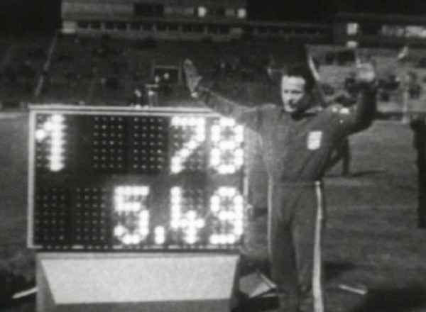 &Sigma;&alpha;&nu; &sigma;ή&mu;&epsilon;&rho;&alpha;, &sigma;&tau;&iota;&sigmaf; 24 &Omicron;&kappa;&tau;&omega;&beta;&rho;ί&omicron;&upsilon; 1970, &omicron; &Chi;&rho;ή&sigma;&tau;&omicron;&sigmaf; &Pi;&alpha;&pi;&alpha;&nu;&iota;&kappa;&omicron;&lambda;ά&omicron;&upsilon; &epsilon;&pi;&iota;&tau;&upsilon;&gamma;&chi;ά&nu;&epsilon;&iota; &nu;έ&omicron; &pi;&alpha;&gamma;&kappa;ό&sigma;&mu;&iota;&omicron; &rho;&epsilon;&kappa;ό&rho; &sigma;&tau;&omicron; ά&lambda;&mu;&alpha; &epsilon;&pi;ί &kappa;&omicron;&nu;&tau;ώ &mu;&epsilon; &epsilon;&pi;ί&delta;&omicron;&sigma;&eta; 5,49 &mu;. (&Beta;&Iota;&Nu;&Tau;&Epsilon;&Omicron;)