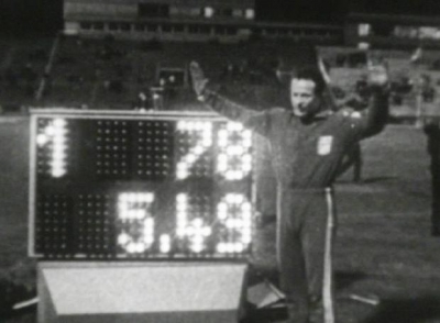 &Sigma;&alpha;&nu; &sigma;ή&mu;&epsilon;&rho;&alpha;, &sigma;&tau;&iota;&sigmaf; 24 &Omicron;&kappa;&tau;&omega;&beta;&rho;ί&omicron;&upsilon; 1970, &omicron; &Chi;&rho;ή&sigma;&tau;&omicron;&sigmaf; &Pi;&alpha;&pi;&alpha;&nu;&iota;&kappa;&omicron;&lambda;ά&omicron;&upsilon; &epsilon;&pi;&iota;&tau;&upsilon;&gamma;&chi;ά&nu;&epsilon;&iota; &nu;έ&omicron; &pi;&alpha;&gamma;&kappa;ό&sigma;&mu;&iota;&omicron; &rho;&epsilon;&kappa;ό&rho; &sigma;&tau;&omicron; ά&lambda;&mu;&alpha; &epsilon;&pi;ί &kappa;&omicron;&nu;&tau;ώ &mu;&epsilon; &epsilon;&pi;ί&delta;&omicron;&sigma;&eta; 5,49 &mu;. (&Beta;&Iota;&Nu;&Tau;&Epsilon;&Omicron;)