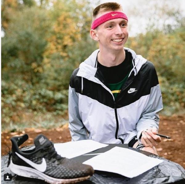 &Delta;&Epsilon;&Lambda;&Tau;&Iota;&Omicron; &Tau;&Upsilon;&Pi;&Omicron;&Upsilon; - &Delta;&rho;&omicron;&mu;έ&alpha;&sigmaf; &mu;&epsilon; &epsilon;&gamma;&kappa;&epsilon;&phi;&alpha;&lambda;&iota;&kappa;ή &pi;&alpha;&rho;ά&lambda;&upsilon;&sigma;&eta; &upsilon;&pi;&omicron;&gamma;&rho;ά&phi;&epsilon;&iota; &iota;&sigma;&tau;&omicron;&rho;&iota;&kappa;ό &sigma;&upsilon;&mu;&beta;ό&lambda;&alpha;&iota;&omicron; &mu;&epsilon; &tau;&eta;&nu; Nike (&Beta;&Iota;&Nu;&Tau;&Epsilon;&Omicron;)