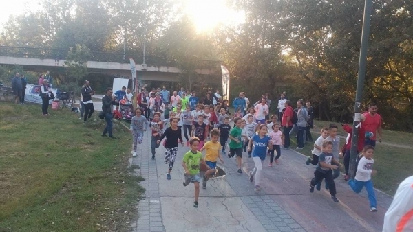 &Delta;&Epsilon;&Lambda;&Tau;&Iota;&Omicron; &Tau;&Upsilon;&Pi;&Omicron;&Upsilon; - &Tau;&alpha; &pi;&alpha;&iota;&delta;&iota;ά έ&tau;&rho;&epsilon;&xi;&alpha;&nu; &sigma;&tau;&omicron; &pi;&omicron;&tau;ά&mu;&iota; &tau;&eta;&sigmaf; &Lambda;ά&rho;&iota;&sigma;&alpha;&sigmaf;