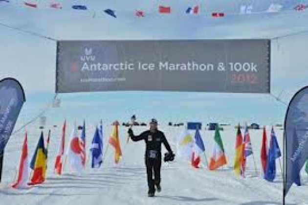 &Tau;&alpha;&xi;ί&delta;&iota; &sigma;&epsilon; ό&lambda;&omicron; &tau;&omicron;&nu; &kappa;ό&sigma;&mu;&omicron; &gamma;&iota;&alpha; &tau;&omicron;&nu; &Alpha;&upsilon;&theta;&epsilon;&nu;&tau;&iota;&kappa;ό &Mu;&alpha;&rho;&alpha;&theta;ώ&nu;&iota;&omicron;