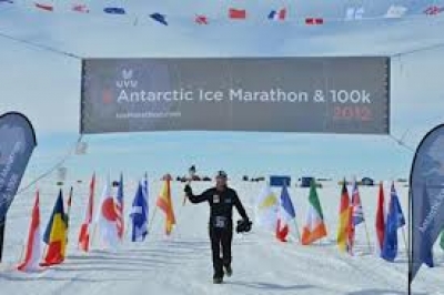 &Tau;&alpha;&xi;ί&delta;&iota; &sigma;&epsilon; ό&lambda;&omicron; &tau;&omicron;&nu; &kappa;ό&sigma;&mu;&omicron; &gamma;&iota;&alpha; &tau;&omicron;&nu; &Alpha;&upsilon;&theta;&epsilon;&nu;&tau;&iota;&kappa;ό &Mu;&alpha;&rho;&alpha;&theta;ώ&nu;&iota;&omicron;