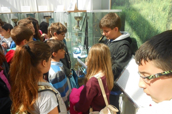 &Omicron;&iota; &mu;&alpha;&theta;&eta;&tau;έ&sigmaf; &tau;&omicron;&upsilon; 15&omicron;&upsilon; &Delta;&eta;&mu;&omicron;&tau;&iota;&kappa;&omicron;ύ &Chi;&alpha;&lambda;&kappa;ί&delta;&alpha;&sigmaf; &epsilon;&pi;&iota;&sigma;&kappa;έ&phi;&tau;&eta;&kappa;&alpha;&nu; &tau;&omicron; &Mu;&omicron;&upsilon;&sigma;&epsilon;ί&omicron; &Mu;&alpha;&rho;&alpha;&theta;&omega;&nu;ί&omicron;&upsilon; &Delta;&rho;ό&mu;&omicron;&upsilon;