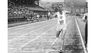 &Gamma;&iota;ώ&rho;&gamma;&omicron;&sigmaf; &Pi;&alpha;&pi;&alpha;&beta;&alpha;&sigma;&iota;&lambda;&epsilon;ί&omicron;&upsilon;: έ&nu;&alpha;&sigmaf; &chi;&rho;ό&nu;&omicron;&sigmaf; &alpha;&pi;&omicron;&upsilon;&sigma;ί&alpha;&sigmaf; &tau;&omicron;&upsilon; &laquo;&theta;&rho;ύ&lambda;&omicron;&upsilon;&raquo;